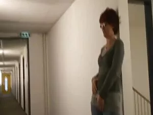Oma nimmt zwei schlo ...